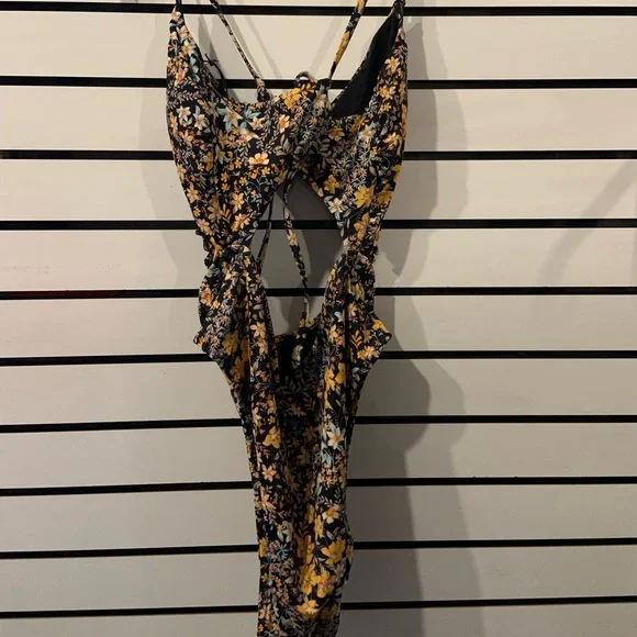 Shade & Shore One Piece - Picture 4 of 5